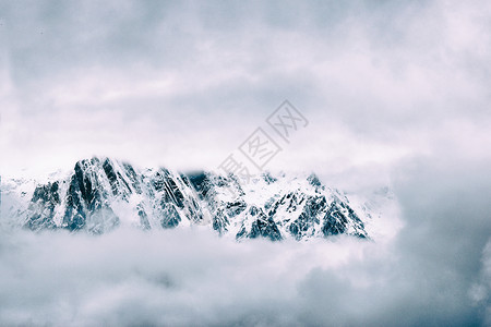若隐若现的西藏南迦巴瓦峰背景图片
