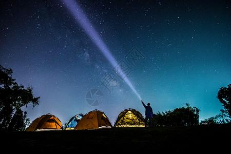 野营背包夜晚的露营者背景