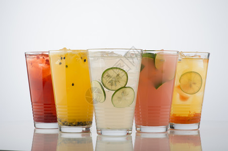 装满果汁的杯子纯天然健康饮料背景