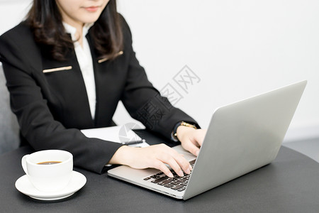商务人士使用电脑年轻职业女性办公使用电脑背景