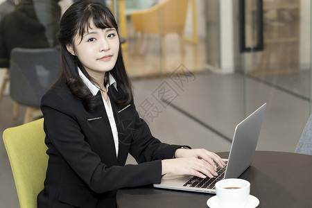 咖啡店老板年轻职业女性办公使用电脑背景