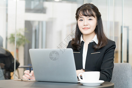 年轻职业女性办公使用电脑背景图片