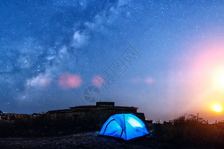 云海星空野外的帐篷背景
