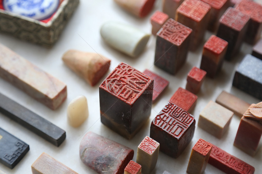 中国工匠雕刻石头印章