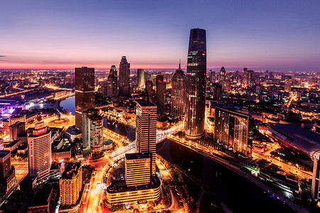 黄色房子灯火通明的城市夜景魔天轮背景