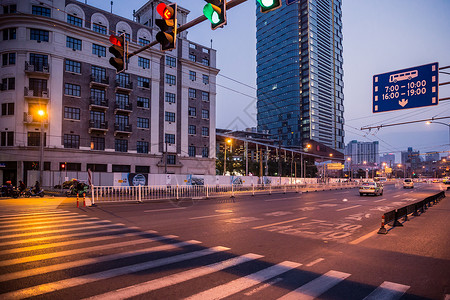 城市夜景斑马线道路高清图片