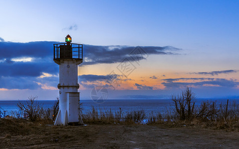 海边日落灯塔背景图片