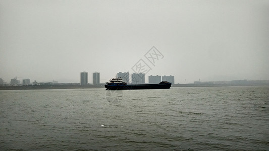 静止在湘江中的轮船图片