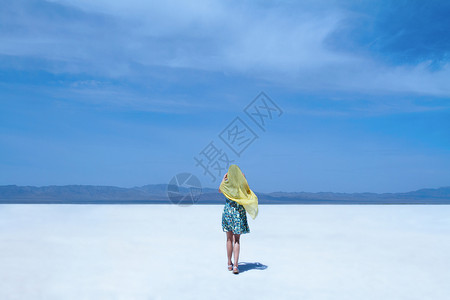 披纱巾的女人远方背景