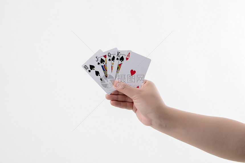 手拿扑克牌图片
