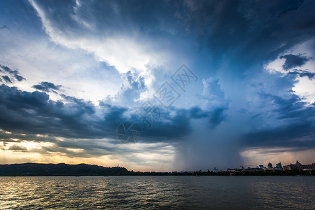 风雨亚丁台风暴雨的西湖傍晚背景