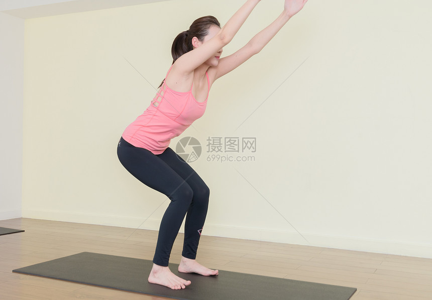 室内瑜伽运动训练图片