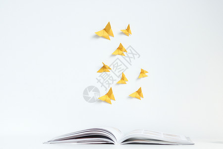 折纸艺术字打开的书背景