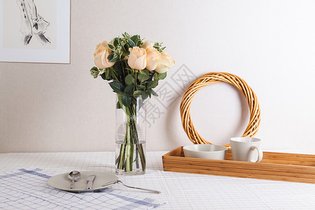 餐桌盘子桌面布置 花艺插花 玫瑰背景