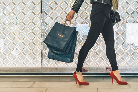 背红色包的女人购物中心顾客高清图片