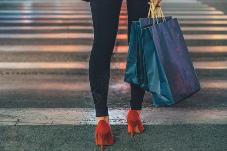 女性购物逛街拍摄高清图片