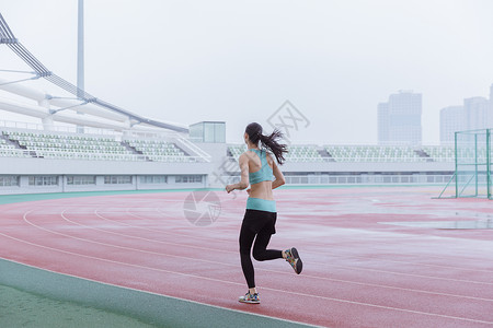 青春活动女性操场跑步图片