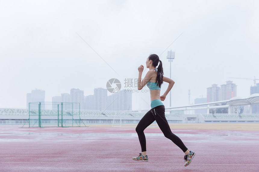 青春活动女性操场跑步图片