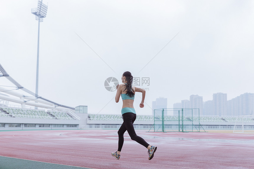 青春活动女性操场跑步图片