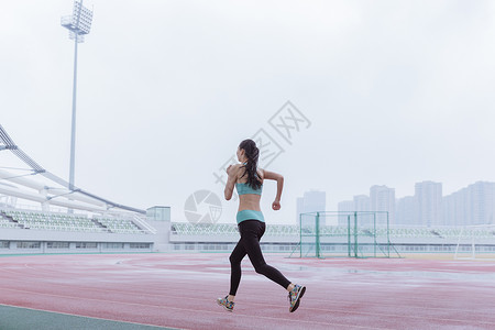 青春活动女性操场跑步图片