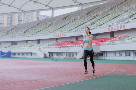 青春活动女性操场跑步图片