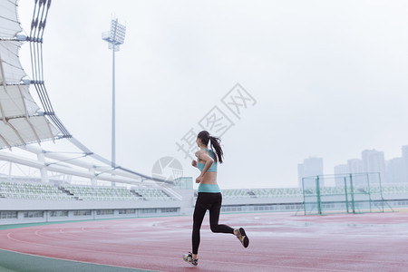 青春活动女性操场跑步图片