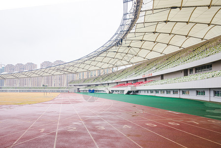 室外跑步城市建筑阴雨天体育场背景
