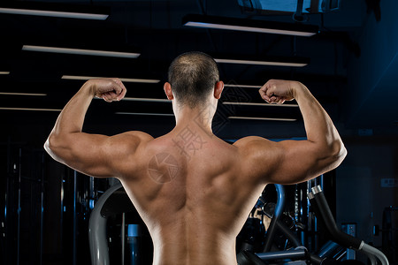 强壮背影年轻健身教练肌肉线条背影展示背景