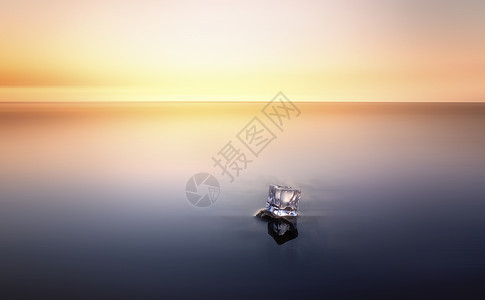 彩霞中海里的冰块高清图片