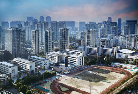 城市的高楼大厦 学校操场背景图片