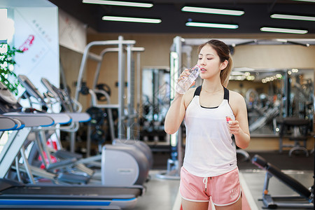 女健身房素材喝水休息的运动美女背景