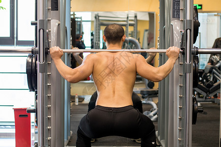 男性健身房健身运动图片
