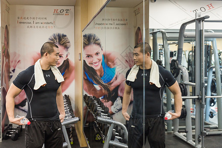 快速减肥海报健身房健美男人休息展示肌肉背景