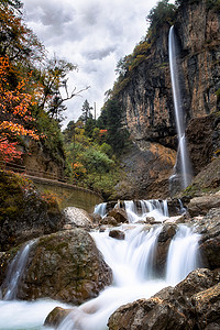 亮绿色的门官鹅天瀑背景