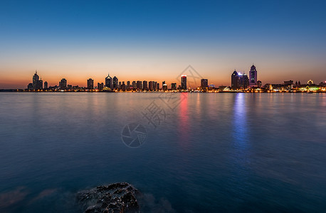 城市夕阳日出汇泉湾高清图片