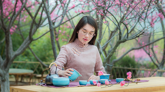 女孩喝茶素材女子在梅花树下泡茶背景
