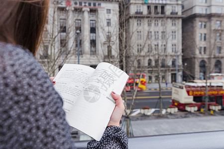 街头正在看书的美女高清图片