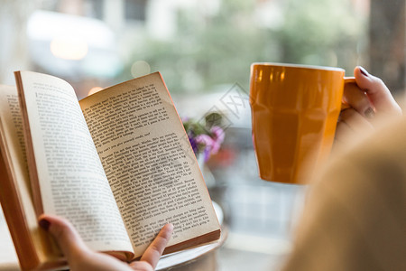 英文阅读素材咖啡馆内女孩边喝咖啡边看书背景