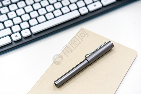 桌面钢笔文具拍摄背景图片