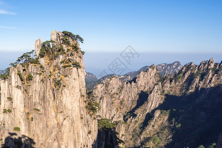 巍峨的山峰泰山十八盘高清图片