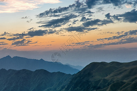 太行山河南郭亮村日出背景