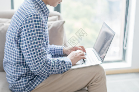 格子人素材操作电脑的年轻人背景