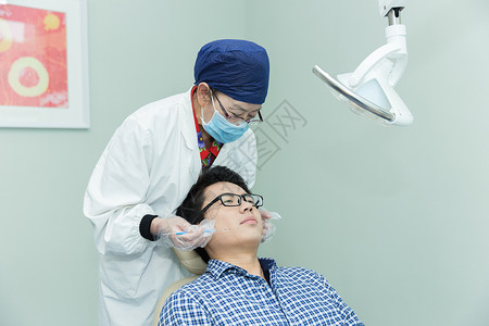 健康医疗牙科医生给男人检查图片