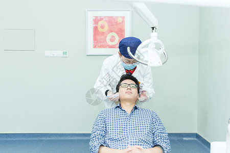 健康医疗牙科医生给男人检查高清图片