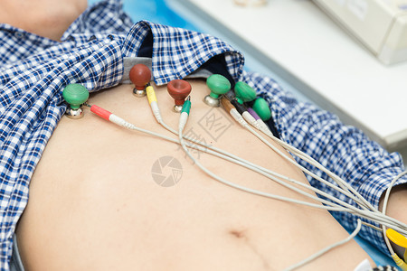 心电图检测男人身上放了检查仪器背景