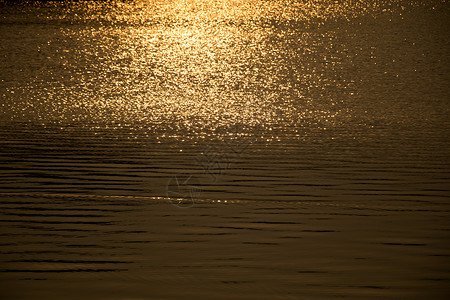 闪亮波光粼粼的湖面背景图片