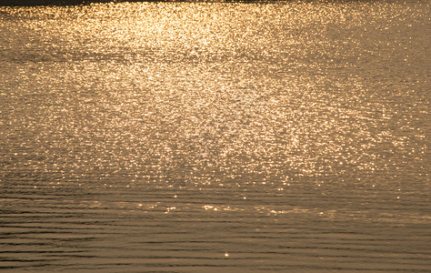 闪亮波光粼粼的湖面背景图片