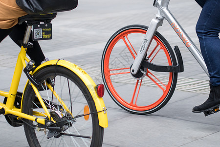 城市智能生活整齐排列的共享单车背景