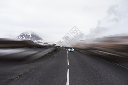 雪山照片汽车疾驰而过公路雪景设计图片