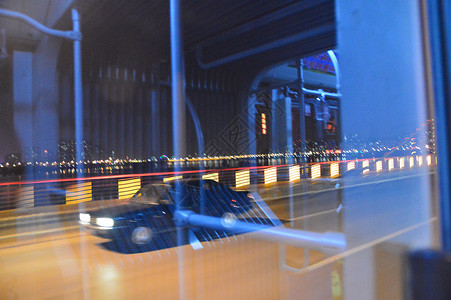 城市夜景行驶在路上的车高清图片